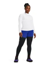 Remera de entrenamiento Under Armour de manga larga, con cuello alto y ajuste al cuerpo. Confeccionada en tejido de doble capa con interior cepillado para mayor calidez y exterior de secado rápido, cuenta con paneles de malla en las axilas para ventilación y mangas raglán.