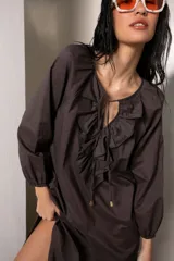 Vestido largo blanco de algodón con mangas largas abullonadas y cuello redondo con detalle de bordado. Presenta aberturas laterales en el ruedo.