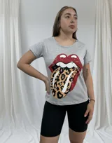 Remera gris de manga corta con estampado de la lengua de los Rolling Stones con animal print.