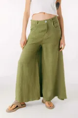 Pantalón ancho de lino color verde oliva, tiro alto, con cierre de botón frontal y bolsillos laterales.