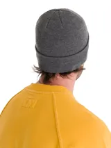 Gorro tipo beanie de tejido de punto acanalado, con diseño de puño enrollado y etiqueta de marca en el lateral.