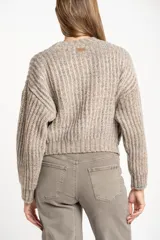 Sweater de punto grueso, color gris melange, con cuello redondo y manga larga, de calce oversize.
