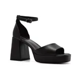 Sandalias de vestir de cuero color crudo, con plataforma y taco cuadrado alto. Tira fina con hebilla alrededor del tobillo.