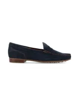 Mocasín de mujer de líneas clásicas y aspecto elegante, confeccionado en cuero gamuzado de color azul con costuras pespunteadas a contratono en color marrón. Cuenta con suela de goma y taco bajo de madera.