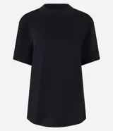 Remera de manga corta con cuello redondo, confeccionada en algodón peruano con acabado suedine. Diseño minimalista y sin estampas.