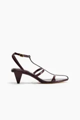 Sandalias de tiras finas color bordó, con efecto texturizado, taco cónico bajo y cierre de pulsera con hebilla metálica.