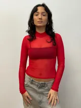 Remera de red roja con cuello alto y mangas largas.