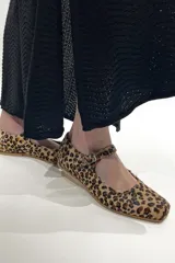 Zapato Mary con estampado animal, confeccionado 100% en cuero, con capellada, forro y plantilla de cuero. Ajuste con hebilla.