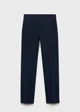 Pantalón negro de corte skinny, tiro medio y largo a la altura del tobillo.