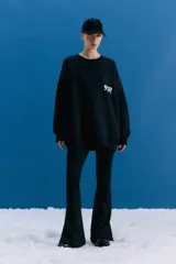 Buzo oversize de cuello alto confeccionado en frisa, con hombros caídos y bolsillos delanteros. Presenta una estampa artística en la espalda con motivos orientales, incluyendo un pez koi, flores y una mariposa.