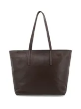 Cartera tipo shopper de gran tamaño, confeccionada artesanalmente en cuero graneado color chocolate. Cuenta con abertura principal con cierre, asas finas y bolsillos interiores para organización.