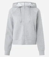 Campera deportiva con capucha ajustable, cierre frontal por cremallera, mangas largas con sisa raglán y puños ajustados. Presenta bolsillo tipo canguro y cordones con lettering estampado.