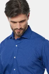 Camisa de manga larga azul con estampado de lunares y patrón geométrico pequeño, cuello camisero y botones frontales blancos.