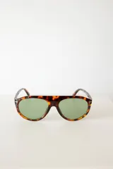 Lentes de sol con armazón de diseño aviador en estampado carey y cristales oscuros con protección UV400.