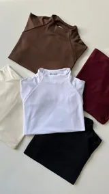 Polera marrón de morley con cuello alto y mangas largas.