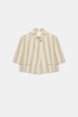 Blazer cropped de manga corta de Zara Woman Collection, confeccionado en hilatura con algodón, con diseño a rayas verticales en tonos beige y blanco. Cuenta con cuello subido, bolsillos de vivo en el delantero, forro interior y cierre frontal con botón.
