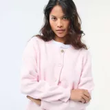 Cárdigan de punto color rosa, con cuello redondo, cierre frontal de botones dorados y puños acanalados.