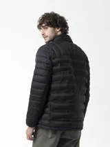 Campera puffer negra con diseño acolchado horizontal, cuello alto y cierre frontal completo. Cuenta con bolsillos laterales con cierre y el logo de la marca estampado en el pecho.