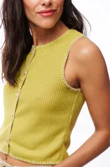 Top color verde oliva, tejido de punto acanalado, con cuello redondo y cierre frontal abotonado. Sin mangas.