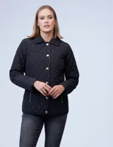 Campera capitoneada azul marino con cuello y ribetes en cuero marrón, marca Michael Kors. Abertura central con botones metálicos dorados, bolsillos verticales delanteros y logo metálico en el brazo.