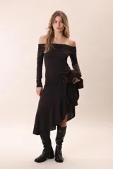 Vestido largo color chocolate, con escote off-shoulder, mangas largas y corte asimétrico.