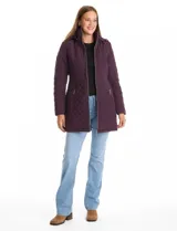 Campera capitoneada de corte largo con diseño de costuras multidireccionales, combinando un patrón de rombos en el cuerpo con capitoneado lineal en laterales y hombros. Cuenta con cierre frontal completo, cuello alto reforzado, capucha desmontable ajustable con cordones y bolsillos laterales con cierre invisible.