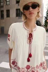 Shorts denim de tiro alto y corte relaxed, confeccionados en tejido vaquero celeste claro. Presentan trabillas en la cintura, diseño de cinco bolsillos, pliegues frontales y cierre con cremallera y botón metálico.