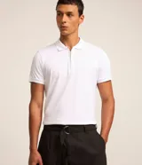 Remera polo blanca de algodón con cuello inglés y cremallera.