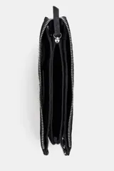 Cartera bandolera de gamuza negra con detalles de tachas metálicas plateadas en todo el borde. Cuenta con cierre de cremallera y correa de cadena metálica larga y extraíble.