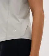 Remera deportiva de microfibra texturizada, con cuello redondo y mangas cortas. Presenta un diseño liso con recortes laterales que favorecen la ventilación.