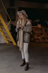 Botas de cuero rústico marrón con elásticos laterales negros, suela de TPU antideslizante, entresuela acolchada y plantilla extraíble con tecnología XRD.