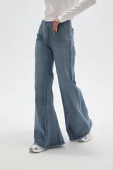 Pantalon de jean estilo oxford con tiro alto y ruedo deshilachado.