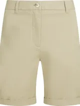 Short de sarga color beige, corte slim con pierna recta y largo a la altura de la rodilla. Presenta cierre con botón y cremallera, y diseño de 4 bolsillos.