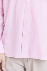 Camisa de manga larga color rosa con finas rayas verticales blancas.