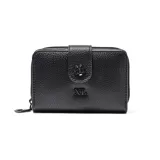 Billetera XL de textura granulada en color negro, con cierre perimetral y solapa frontal con broche decorado con una flor metálica.