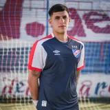 Camiseta de arquero Umbro del Club Nacional de Football, temporada 2024. Diseño en color azul marino con paneles laterales blancos y detalles en rojo en las mangas. Incluye logo de Umbro y escudo del club en el pecho.
