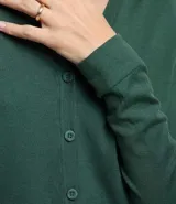 Cardigan de punto fino color gris, con escote en V, cierre frontal con botones y mangas largas. Confeccionado en una mezcla de viscosa y poliamida.