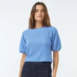 Blusa corta a cuadros azules y blancos, con cuello redondo y mangas cortas abullonadas.