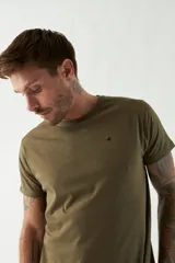 Remera de algodón de corte regular, con cuello redondo, manga corta y logo bordado en el pecho.