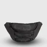 Riñonera de diseño técnico en color negro con estampado camuflado sutil, cuenta con compartimento principal con cierre, bolsillo frontal con cierre y sistema de cordón elástico ajustable. Incluye detalle de marca en la parte inferior.