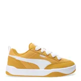 Championes Puma de estilo urbano inspirados en el skate, con perfil bajo. Presentan una estructura combinada de material sintético y superposiciones de gamuza en color negro, con el icónico logo de la marca en blanco en el lateral. Cuentan con cordones gruesos en color crema, entresuela blanca y suela de goma color caramelo.