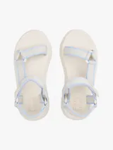 Sandalias de plataforma con suela gruesa dentada color crema. Presentan tiras de tejido trenzado en tonos beige y celeste claro, con cierre adherente y parche tonal de marca en la tira.