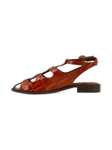 Sandalias de cuero color suela con textura efecto cocodrilo, diseño de tiras cruzadas tipo gladiadora, taco bajo y tira ajustable en el tobillo con hebilla redonda.