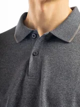 Chomba manga corta color borgoña con cuello clásico y borde azul marino.