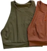 Top musculosa deportivo confeccionado en licra acanalada con doble tela delantera y trasera, pinzas laterales y banda inferior sin elástico.