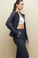 Pantalón tipo babucha de corte deportivo, color negro, con pretina alta, bolsillos laterales y puños elásticos en los tobillos.