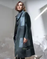 Tapado de lana merino afieltrada color gris con diseño desestructurado, bolsillos laterales y teñido con efecto ventana.