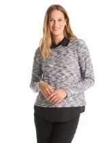 Buzo de tejido fino con efecto melange en tonos tierra, que incorpora cuello y ruedo inferior en tela tipo gasa negra, simulando una camisa debajo. Posee mangas largas y un diseño de corte recto.