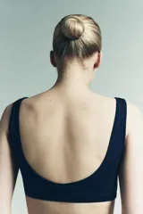 Bralette azul marino de escote redondo y tirantes anchos, con costuras marcadas en la zona del busto para dar forma.