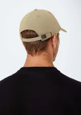 Gorra clásica color gris oscuro, con visera curva y diseño liso de seis paneles.